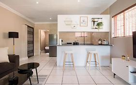 Beautiful And Modern Apartment Close To Menlyn